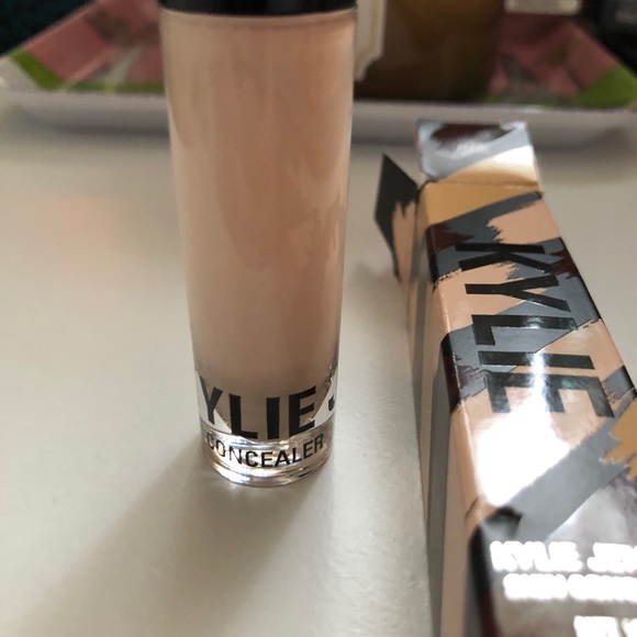 Kylie Cosmetics Skin Concealer Pearl Shade - Picture 6 of 9